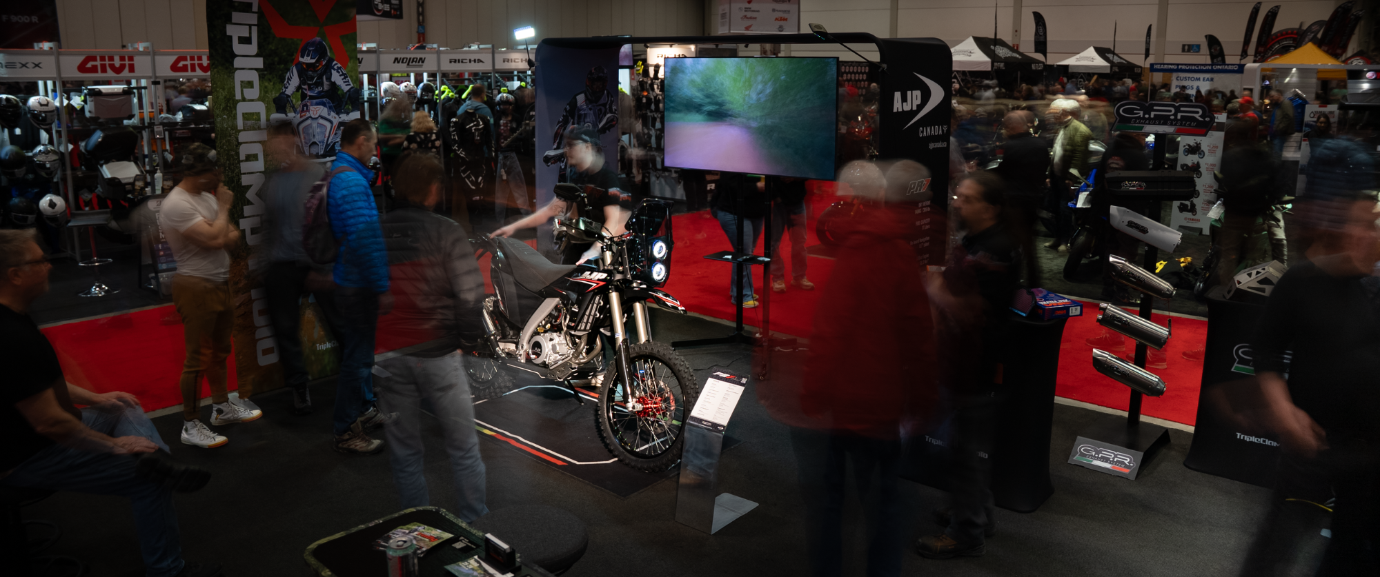 AJP PR7 Black presentado en los salones de motocicletas de Toronto y Montreal